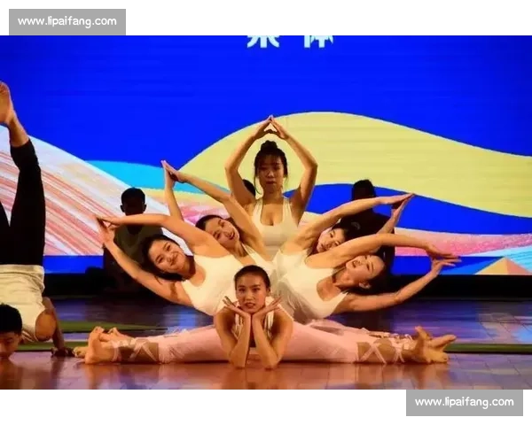 美胸比赛盛况：选手展现自信魅力与完美曲线，观众热烈支持助阵