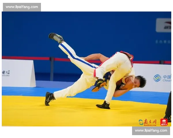 中国小伙摔跤比赛时意外受伤坚持比赛引热议彰显体育精神与毅力